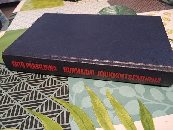 Arto Paasilinna HURMAAVA JOUKKOITSEMURHA