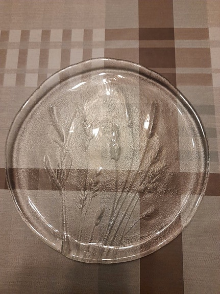 heiniä kainalossa lasilautanen