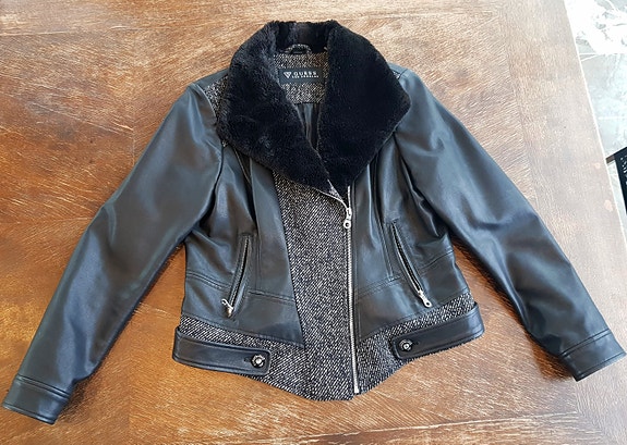 GUESS-takki