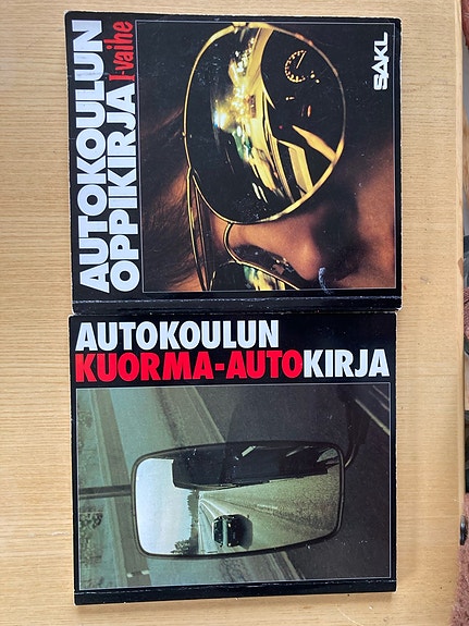Kuorma-autokoulun oppikirjoja
