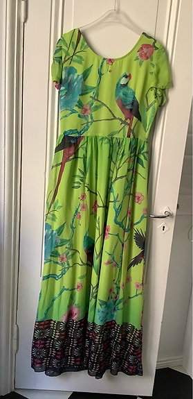 Silkkiä juhlapuku, mekko pitkä, ohut kangas, vuori, teetetty ulkomailla