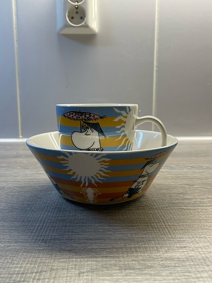 Muumimuki ja kulho rantaelämää