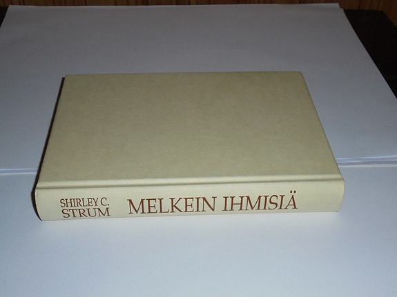 Shirley Strum : Melkein ihmisiä - matka paviaanien maailmaan