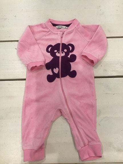 Roosa velourjumpsuit nallen kuvalla