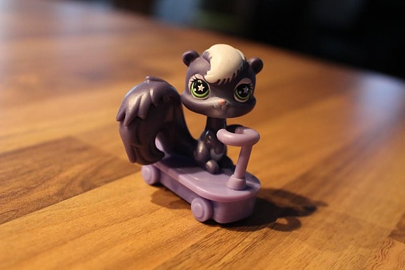 Littlest Pet Shop LPS näätä potkulaudalla