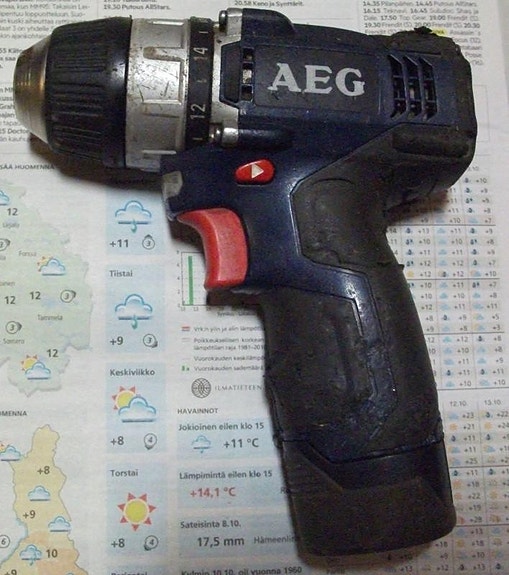 AEG 12 v akkupora