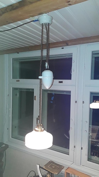 Suutarin lamppu, hissillä