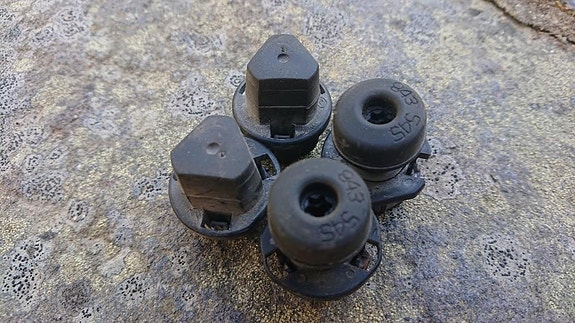 Konepellin lepuuttajat (4kpl)- Renault Megane 1999