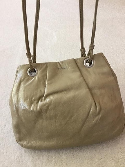 Mexx beige kiiltäväpintainen käsilaukku,hinta sis. läh.kulut