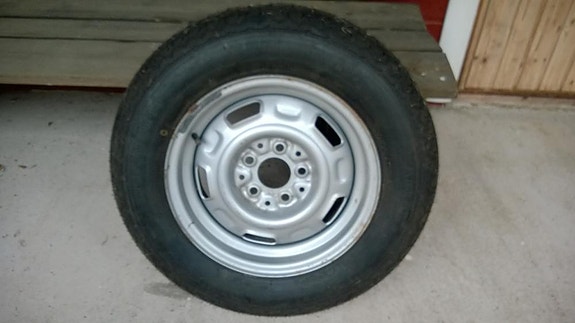 Käyttämätön Bridgestone 185/70 SR 14 Radial rengas peltivanteella