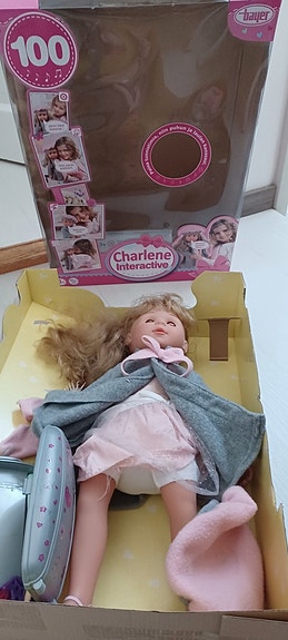 Charlene, puhuva nukke