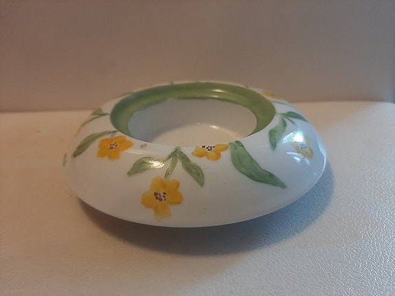 Valkoinen kulho keltaisilla kukilla