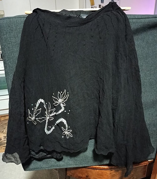Musta puolipitkä silkkihame helmikoristeilla, S