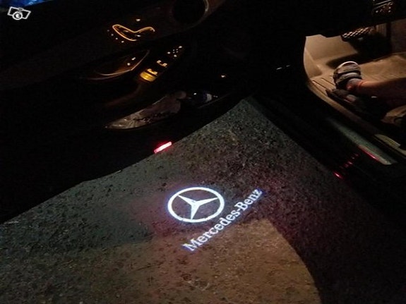 Mercedes-Benz CLA/CLS/E-Coupe/AMG GT logolliset ovivalot — logo maahan (2kpl)