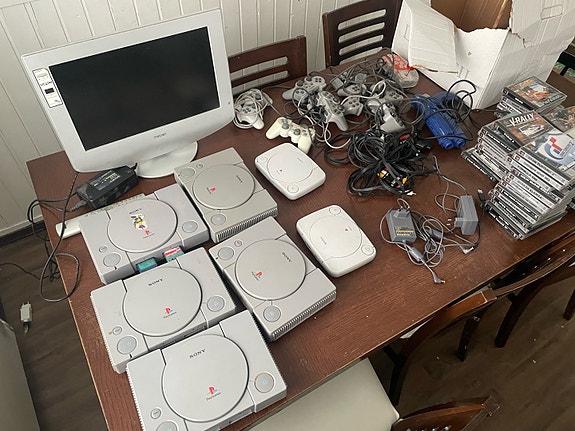 PS1 konsoleita, pelejä ja tarvikkeita