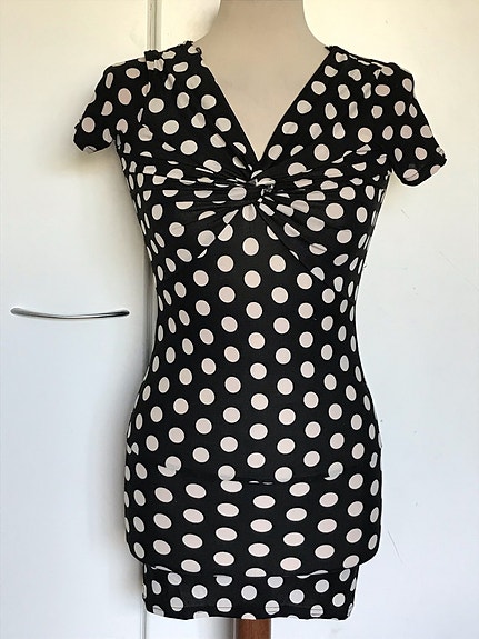 Uusi musta pitkä polka dot paita