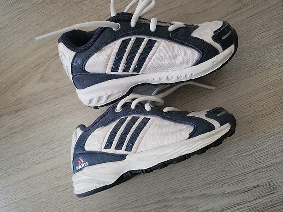 Uudet Adidas lenkkarit, 22