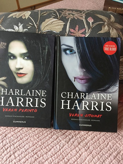 Charlaine Harris: kaksi kirjaa