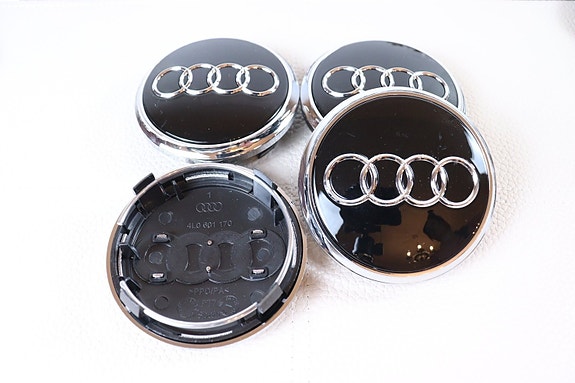 Audi Vannekeskiöt ; Kromi-Mustat 77mm (4kpl)