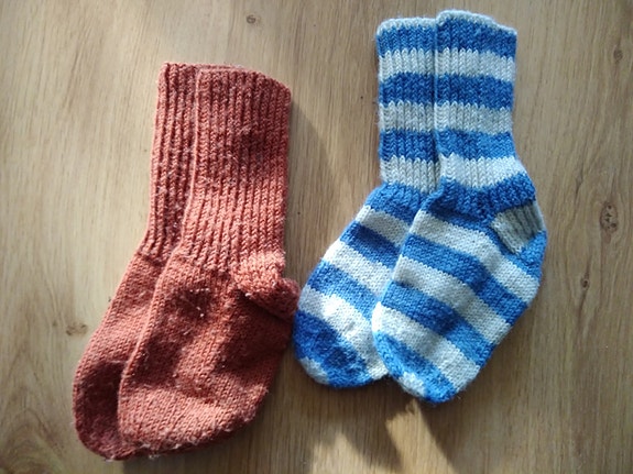 Villasukat 2 paria, yhdellä lapsella olleet