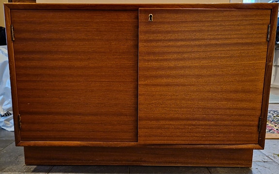 Teak kaappi