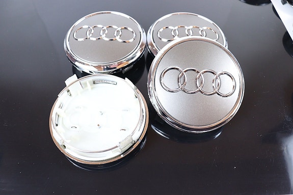 Audi Vannekeskiöt ; Kromi-Harmaat 77mm (4kpl)
