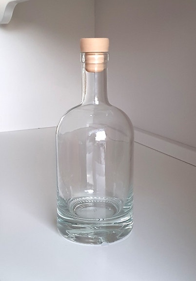 Lasipullo korkilla kirkas