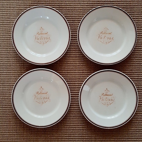 Arabian lautaset APA -leimalla