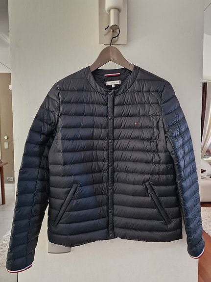 Naisten musta Tommy Hilfiger kevytuntuvatakki