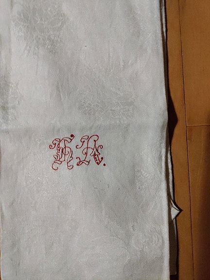 Pellavapyyhe hienoin monogrammein