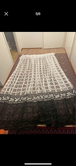 Mustavalkoiset läpinäkyvät verhot