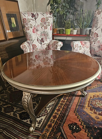 Pyöreä, puinen pöytä Ø110cm, korkeus 61cm