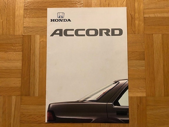 Esite Honda Accord vuodelta 1988, 22 sivua, suomi