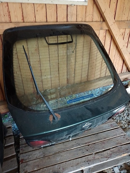Nissan Primera P11 takaluukku