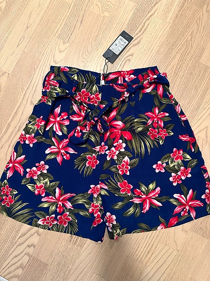 Uudet Tommy Hilfiger shortsit