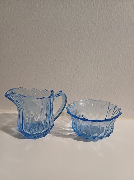 Vanhat lasiset siniset sokerikko ja kermakko