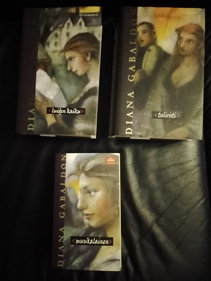 Diana Gabaldon kirjoja ja pokkari