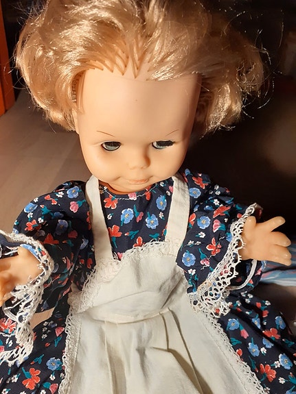Vanha vintage nukke ja vaatteet