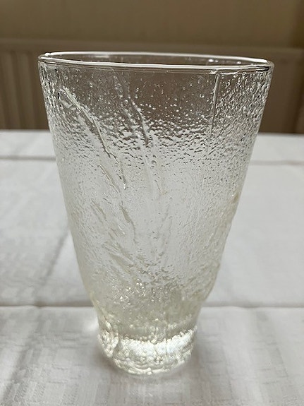 Maljakko Heiniä kainalossa