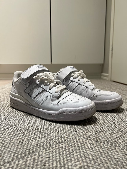 Adidas Forum Low 41 1/3 valkoiset tennarit