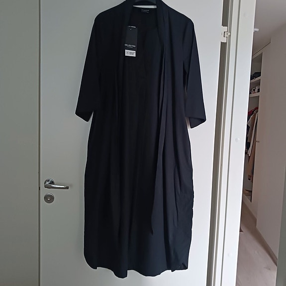 Selectet Femme mekko. Koko-40 väri kirkas musta