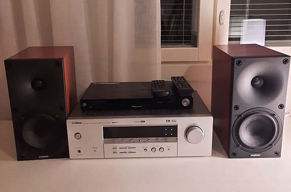 Amphion Helium 2 kaiuttimet ja Yamaha viritinvahvistin
