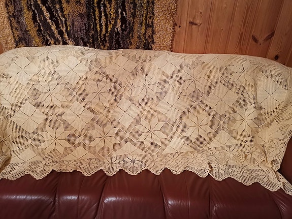 Virkattuja peittoja ja kappaverhoja