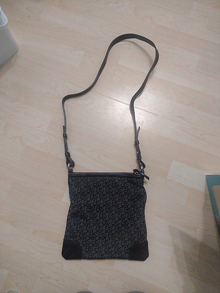 DKNY crossbody laukku