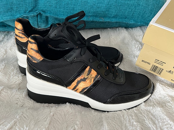 Michael Kors mustat lenkkarit koko 39