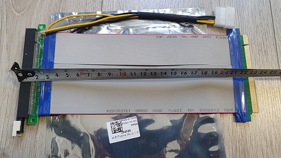 16x PCI-E riser virtaliittimellä
