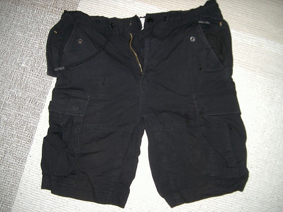 Mustat shortsit