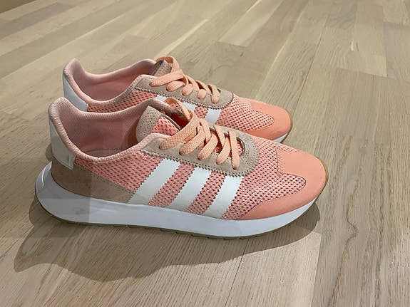 Adidas-kengät