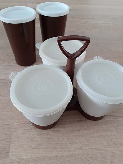 Tupperware tarjoilusetti ja kannelliset Sarvis mukit 0,4 litraa