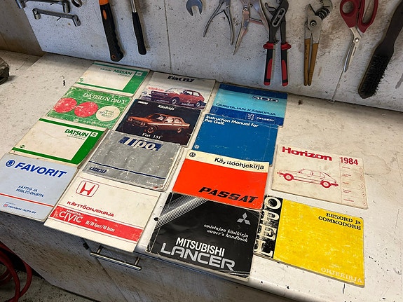 Museo ikäisten autojen ohjekirjoja omistajan käsikirja